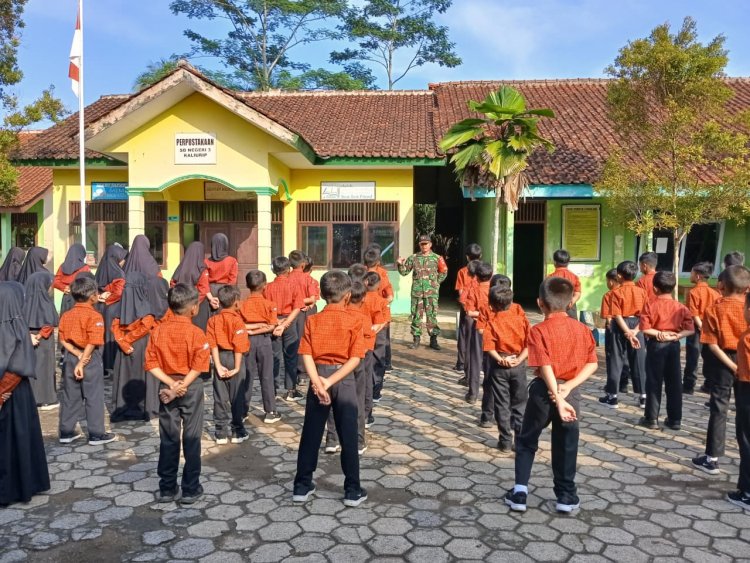 Babinsa Koramil 14/Madukara melaksanakan pembinaan karakter  di SD Negeri 3 kaliurip