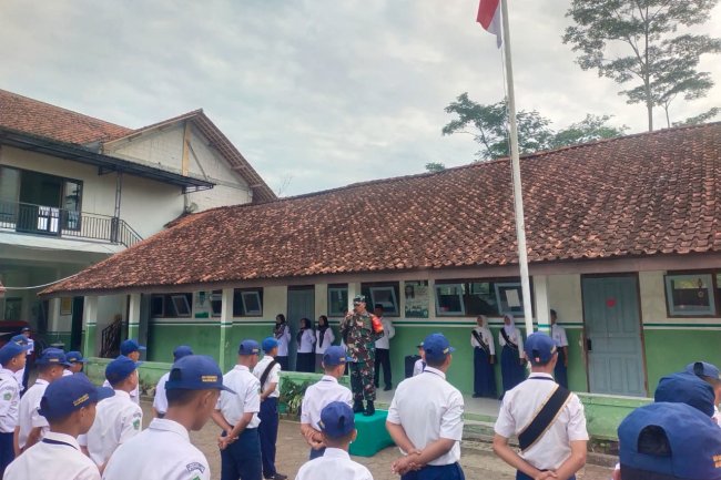 Peduli Pendidikan Anak Sejak Dini Babinsa Lakukan Pendekatan Melalui Upacara Bendera Dengan Siswa-Siswi MTS Cokroaminoto