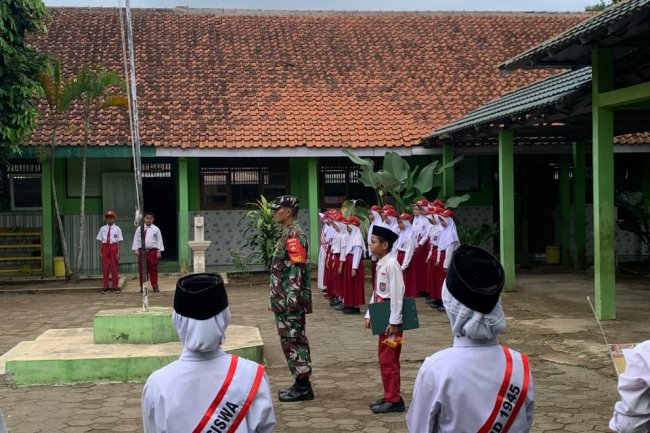 Babinsa Koramil 14/Madukara Jadi Pembina Upacara di SD Negeri Petambakan