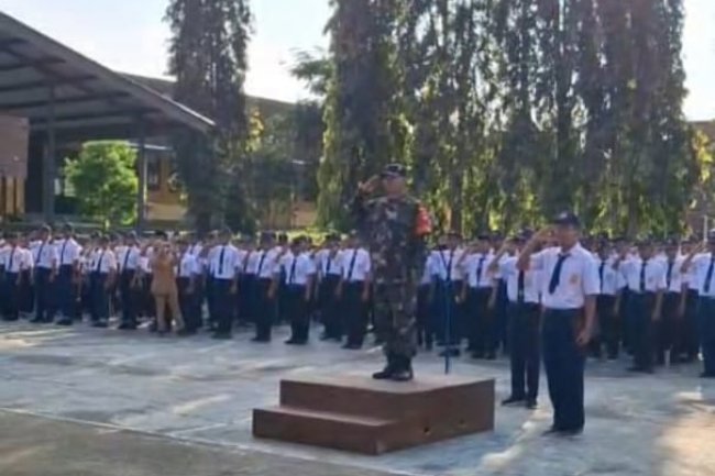 Babinsa Koramil 14/Madukara Jadi Pembina Upacara di SMP N 3 Madukara