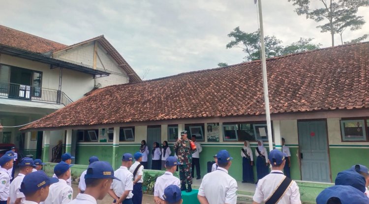 Peduli Pendidikan Anak Sejak Dini Babinsa Lakukan Pendekatan Melalui Upacara Bendera Dengan Siswa-Siswi MTS Cokroaminoto