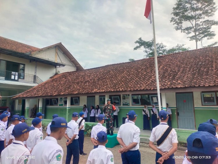 Peduli Pendidikan Anak Sejak Dini Babinsa Lakukan Pendekatan Melalui Upacara Bendera Dengan Siswa-Siswi MTS Cokroaminoto
