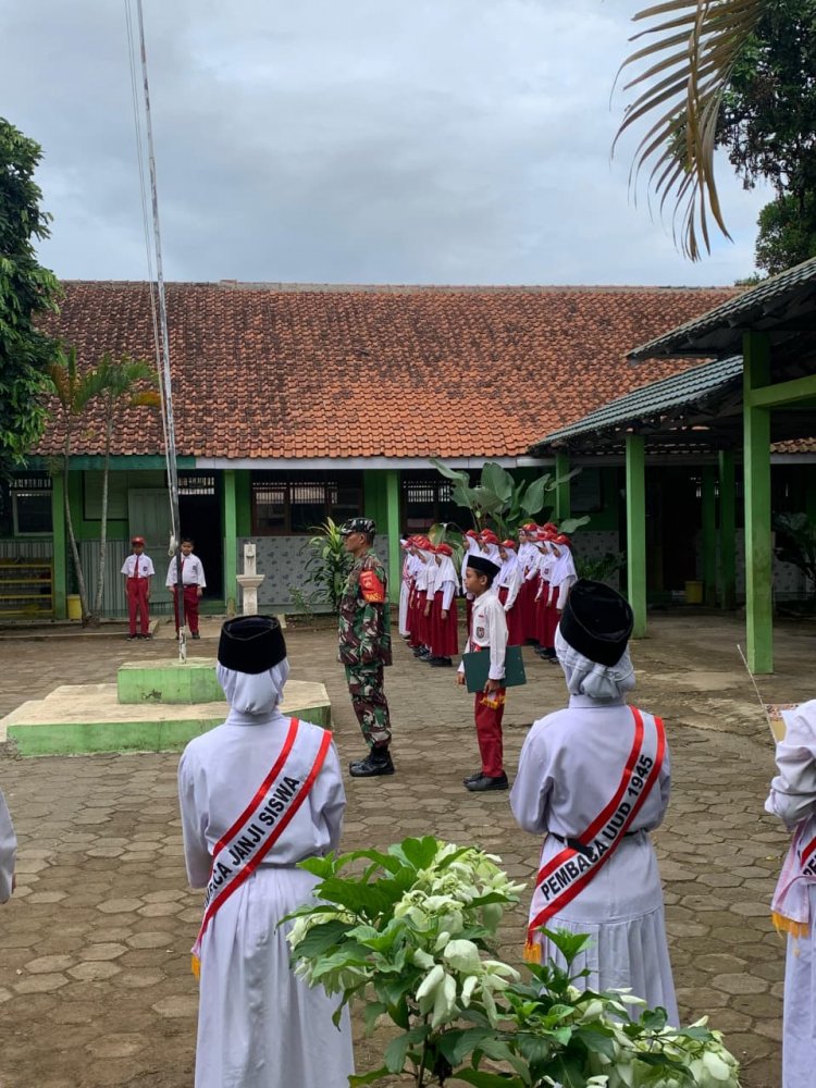 Babinsa Koramil 14/Madukara Jadi Pembina Upacara di SD Negeri Petambakan