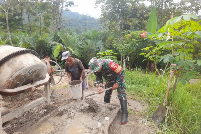 Babinsa Koramil 14 Madukara Awasi Pembangunan KDKMP di Desa Gununggiana