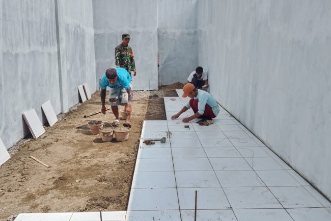 Babinsa Madukara Dampingi Pembangunan KDKMP di Desa Pakelen