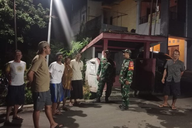 Patroli Rutin Piket Koramil 14/Madukara Sambangi Warga Yg Sedang Ronda Jaga Kondusifitas Wilayah