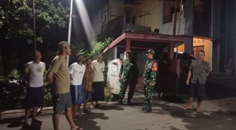 Patroli Rutin Piket Koramil 14/Madukara Sambangi Warga Yg Sedang Ronda Jaga Kondusifitas Wilayah